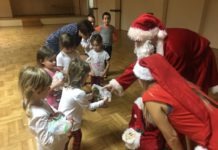 Święty Mikołaj odwiedza tańcerzy