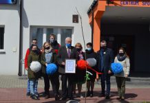 Pamiątkowe drzewko już przed budynkiem CeSiR